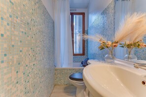 Hair dryer, towels - LE CYRNOS AP4499 By Riviera Holiday Homes (Niza)