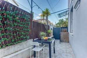 Outdoor dining - LE CYRNOS AP4499 By Riviera Holiday Homes (Niza)