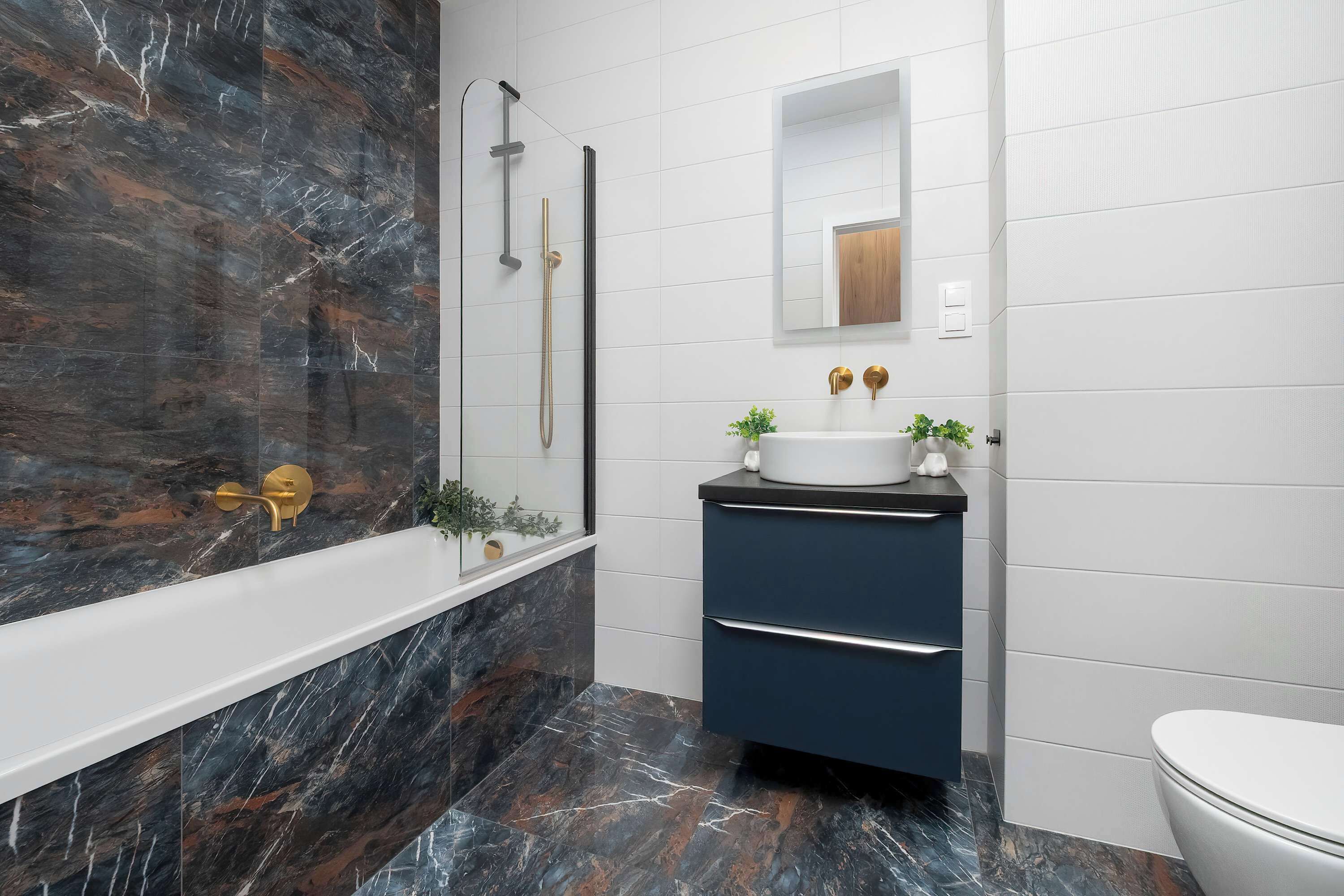 Een douche, een haardroger, handdoeken, shampoo