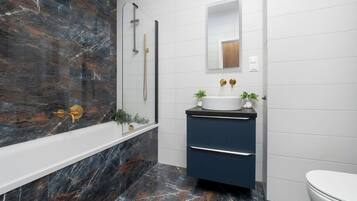 Een douche, een haardroger, handdoeken, shampoo
