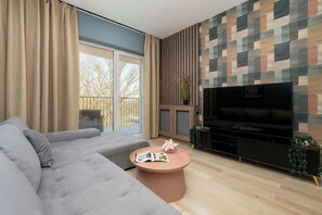 Una televisión, una oficina