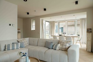 TV - A large detached Watervilla with Sauna and view of the outer harbour (Heeg)