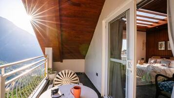 Junior suite, balkon, uitzicht op bergen | Buiten dineren