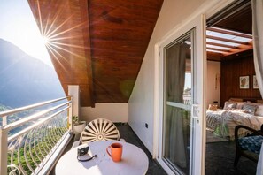 Suite Junior, balkon, pemandangan gunung | Tempat makan outdoor