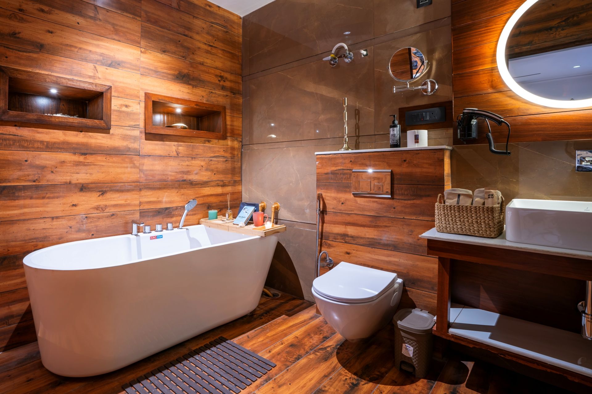 Une salle de bain moderne avec une baignoire sur pieds, des toilettes et un meuble-lavabo avec un miroir.
