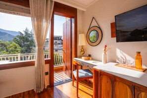 Habitación doble superior, balcón, vista a la montaña | Interior