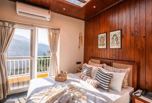 Suite junior, balcón, vista a la montaña | Wifi gratis y ropa de cama 