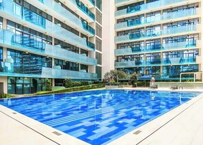 Pool - Free housekeeping visits during your stay - StayShort - Spacious 1 Bed in Business Bay that Sleeps 4 (Business Bay)