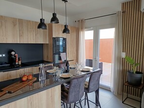 Private kitchen - Rented in SOLENZARA apartment T3 NEW 02/2026, facing the sea, 5 minutes from the center. (Sari-Solenzara)