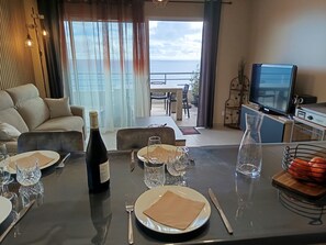 Dining - Rented in SOLENZARA apartment T3 NEW 02/2026, facing the sea, 5 minutes from the center. (Sari-Solenzara)