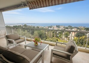 Property grounds - Panoramic Sea-View Apartment w terrace in Cannes, 2 Bed, 2 Bath Pool & Parking (Cannes)