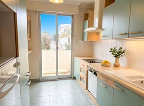 Private kitchen - Panoramic Sea-View Apartment w terrace in Cannes, 2 Bed, 2 Bath Pool & Parking (Cannes)