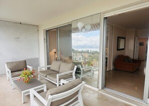 Living area - Panoramic Sea-View Apartment w terrace in Cannes, 2 Bed, 2 Bath Pool & Parking (Cannes)