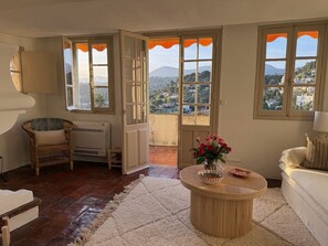 Fireplace - Elegant Mediterranean apartment within the historic ramparts of Saint Paul Vence (Saint-Paul-de-Vence)