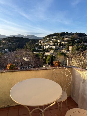 Outdoor dining - Elegant Mediterranean apartment within the historic ramparts of Saint Paul Vence (Saint-Paul-de-Vence)