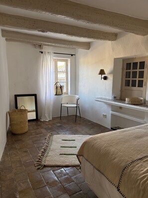 2 bedrooms, free WiFi, bed sheets - Elegant Mediterranean apartment within the historic ramparts of Saint Paul Vence (Saint-Paul-de-Vence)