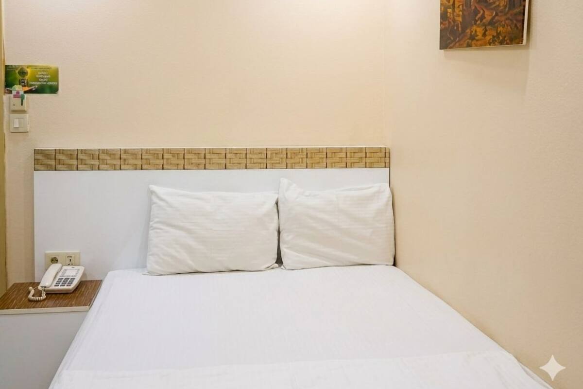 Standard Double Room Single Use, 1 Large Twin Bed | Desk, soundproofing, free WiFi