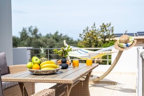 Outdoor dining - Emma Hills Villa | Cretan Hospitality (Pithari)
