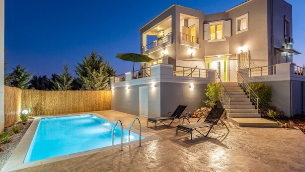 Uma casa moderna de dois andares com piscina, área de estar externa e escadaria para o andar superior.