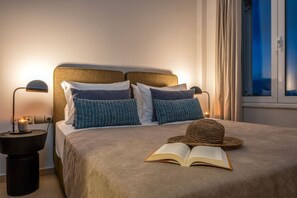 Escritorio, tabla de planchar con plancha, cuna de viaje y wifi 