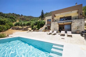 Pool - Villa Leon Tsikalaria | Private Pool, BBQ & Yard (Chania)