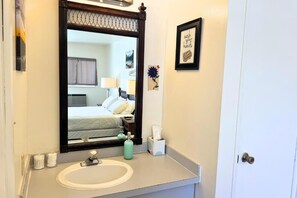 Chambre Confort double | Salle de bain | Séchoir à cheveux, serviettes fournies, savon, shampooing