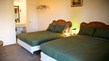 Quarto quádruplo básico | Espaço de trabalho para notebook, Wi-Fi de cortesia