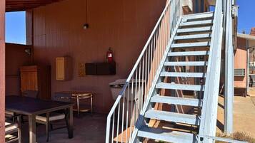 Basic Quadruple Room | Outdoor dining
