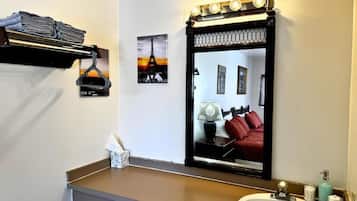 Classic Quadruple Room | Laptop workspace, free WiFi