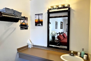 Espacio para trabajar con laptop y wifi gratis