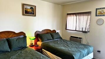 Eenvoudige vierpersoonskamer | Een laptopwerkplek, gratis wifi