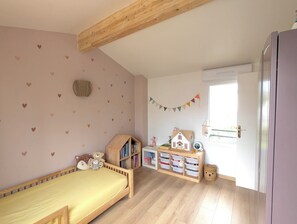 3 bedrooms, travel cot, free WiFi, bed sheets