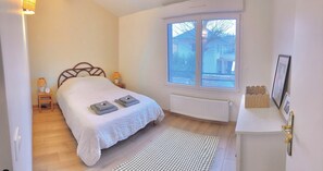 3 bedrooms, travel cot, free WiFi, bed sheets - 5-person town house ideal with children (Colombes)