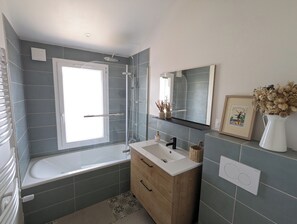 Shower, hair dryer, towels, soap - 5-person town house ideal with children (Colombes)