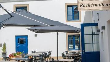 Kahden hengen huone (kaksi sänkyä), jokinäköala | Ulkoruokailutilat