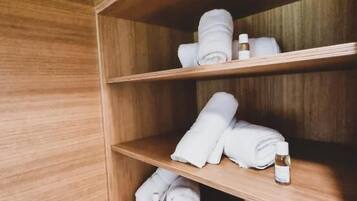 Kahden hengen huone (kaksi sänkyä), jokinäköala | Sisätilat