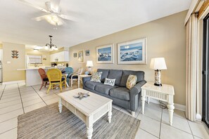 Apartamento Signature, 2 habitaciones, 2 baños, vistas al jardín | Sala de estar | Smart TV de 50 pulgadas con canales digitales