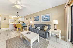 Signature Condo, 2 Bedrooms, 2 Bathrooms, Garden View | Ruang tamu | 50 inci sebuah televisyen pintar dengan digital 