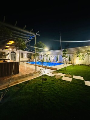Outdoor pool - Olivine By Housiify (Gurugram)