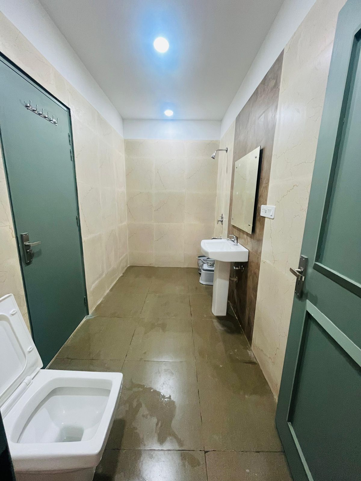 Shower, free toiletries, towels, toilet paper