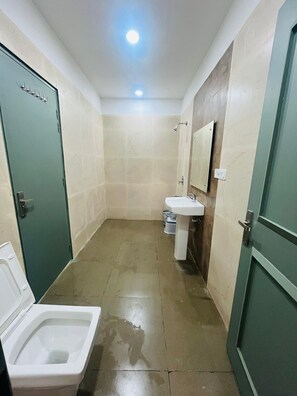 Shower, free toiletries, towels, toilet paper - Olivine By Housiify (Gurugram)