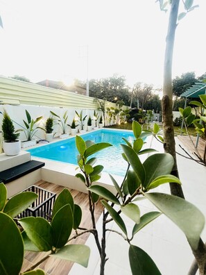 Outdoor pool - Olivine By Housiify (Gurugram)