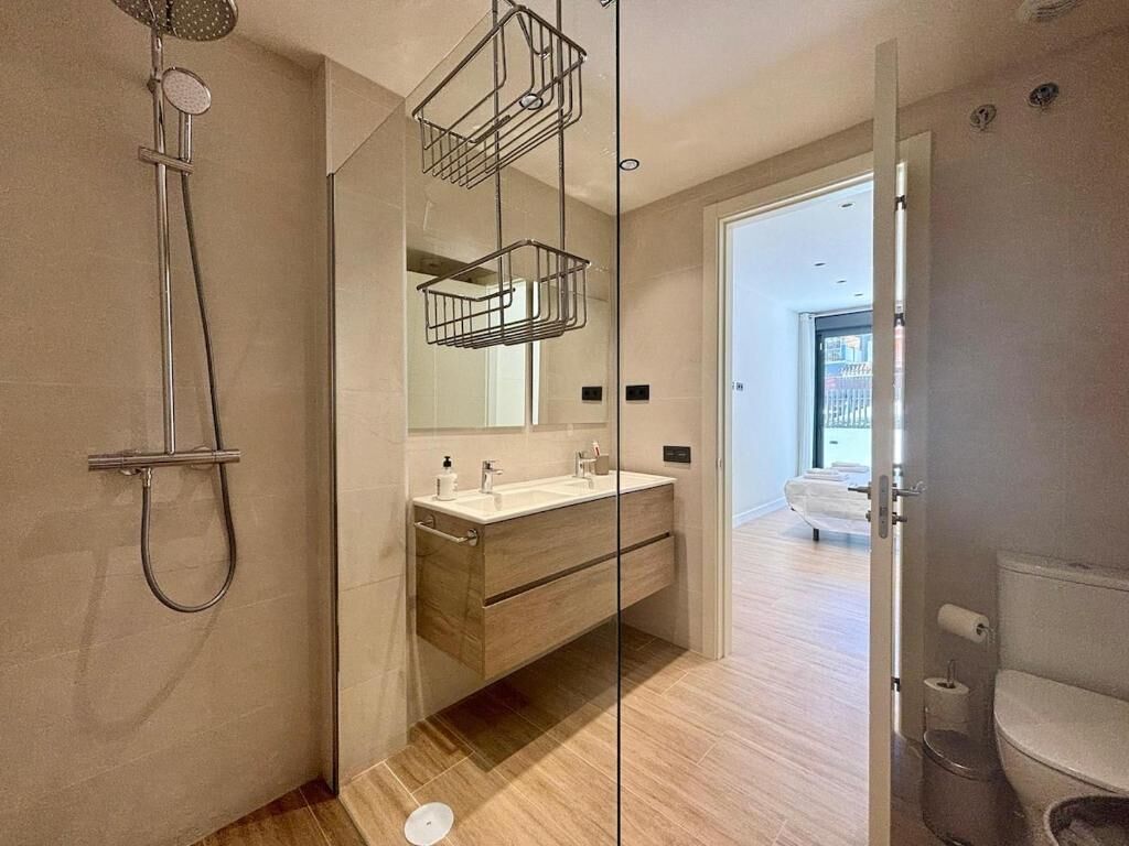 Een douche, handdoeken, zeep, toiletpapier