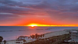 Playa privada, tumbonas, sombrillas y toallas de playa