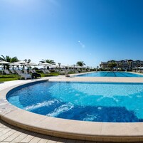 Una piscina al aire libre de temporada