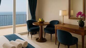 Camera Classic con letto matrimoniale o 2 letti singoli, balcone, vista mare | Cassaforte in camera, una scrivania, tende oscuranti, insonorizzazione