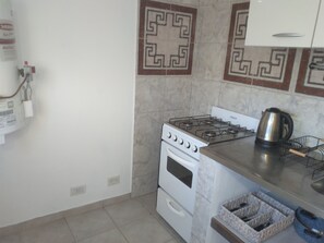 Microondas, horno, placa de cocina