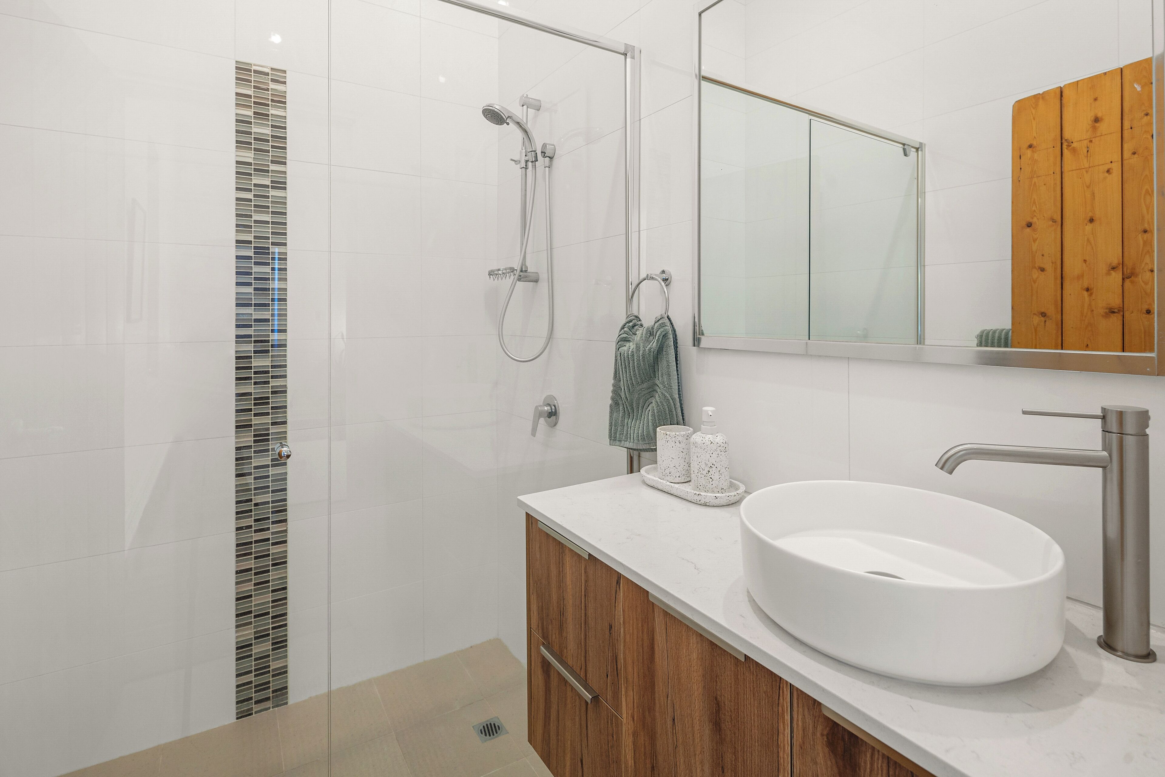 Douche, sèche-cheveux, serviettes fournies, savon