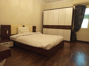 Luksusleilighet, balkong | Strykejern/-brett og wi-fi (inkludert)