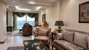 Luxury-Apartment, Balkon | Wohnbereich